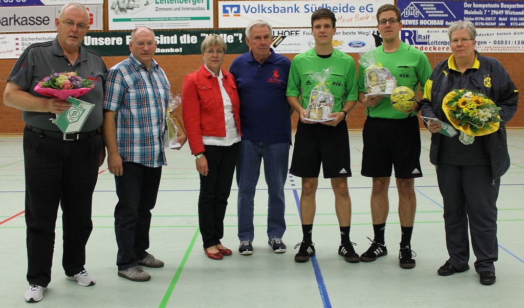 v.l.n.r.: Bernd Bühmann (Geschäftsführer SVG Celle), Uwe Blancbois (Leiter TuS Bergen Handballsparte), Marianne Kohrs (stellv. Bürgermeisterin Stadt Bergen), Manfred Nitz (TuS Bergen), Benjamin und Fabian Riehn (HSC), Andrea Müller (Borussia Dortmund). Foto: SVG Celle