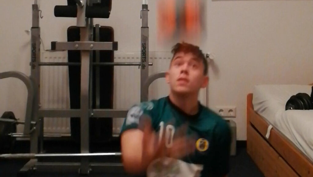 Ball im Sitzen fangen